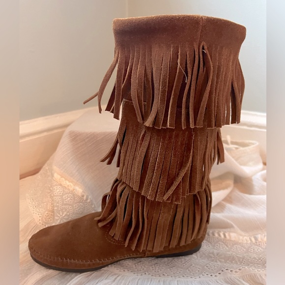Minnetonka 3 Layer Fringe boots - Picture 2 of 4